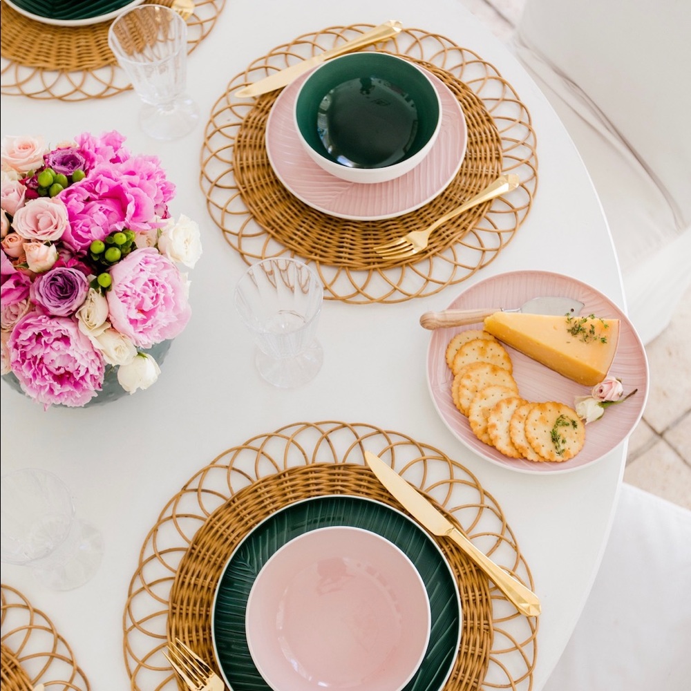Set of 4 assorted Villeroy & Boch plates and bowls